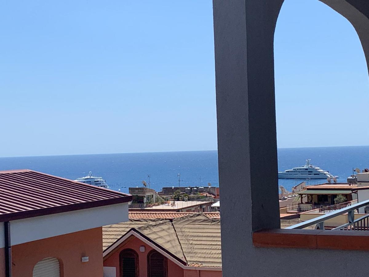 Residence La Fenice Ff จีอาร์ดีนี นักซอส ภายนอก รูปภาพ